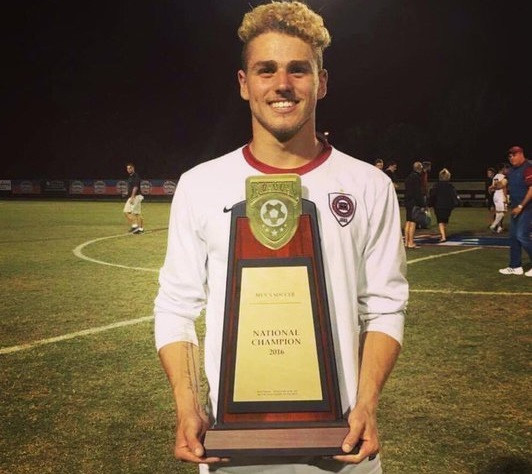 Jucător de fotbal, mâncat de un rechin. Recent câştigase un titlu de campion naţional