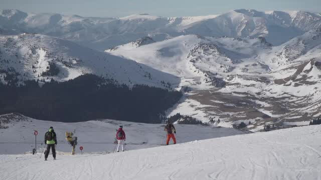 Vreme de primăvară la munte. Ce au pățit turiștii care au încercat să schieze