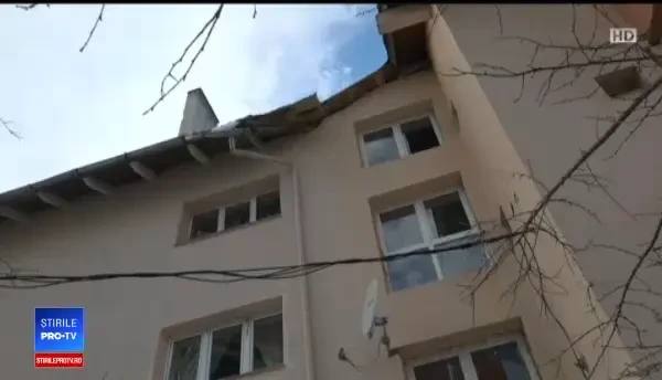 O femeie a ajuns la spital după ce a căzut peste ea zăpada de pe un bloc din Predeal