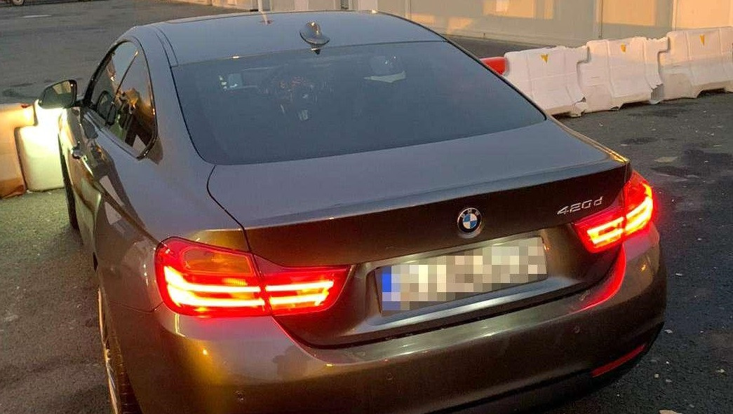 Un englez a rămas fără BMW imediat după ce a intrat cu el în Teleorman. Cine i l-a luat