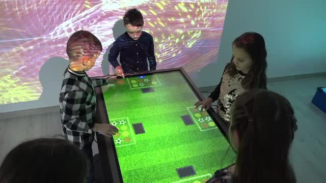 Locurile de joacă obișnuite au început să fie înlocuite de roboți și simulatoare 3D