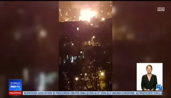 Panică în București, după ce acoperișul unei case a luat foc. Ce i-a încurcat pe pompieri
