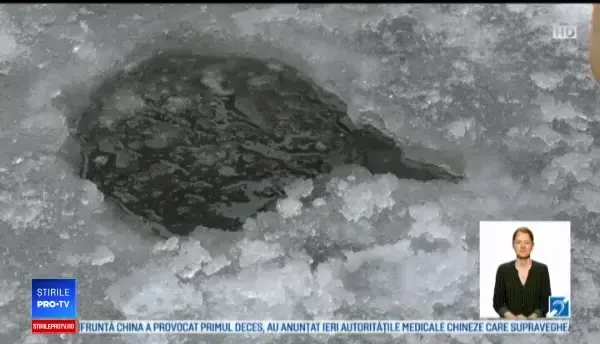 Fenomen spectaculos: un lac din România a înghețat, deși are apă sărată. Care e explicația