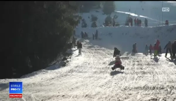 Distracție la munte, în ultima zi de vacanță. Părinții au prelungit sejurul pentru a evita traficul