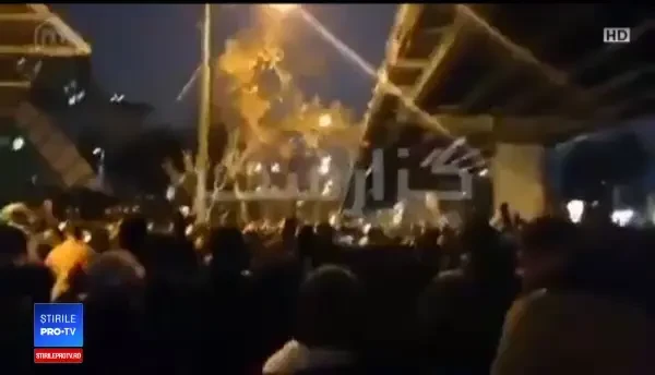 Iranienii au ieșit în stradă strigând ”Moarte dictatorului”. Trump avertizează puterea de la Teheran