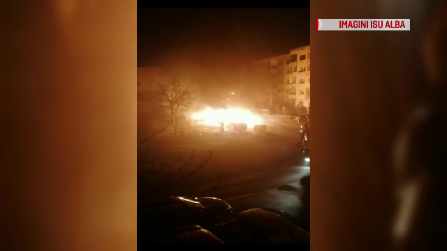 Incendiu puternic în Alba Iulia. Trei mașini s-au făcut scrum în parcarea din fața blocului
