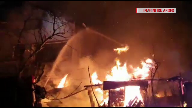 Incendiu violent la o gospodările din Argeș. De la ce a pornit focul