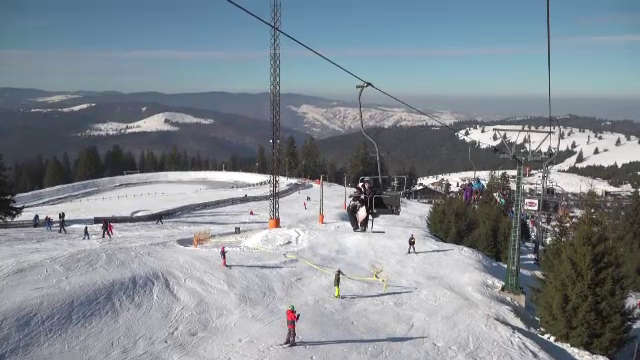 Aglomerație pe pârtii și pe șosele, în ultima zi de vacanță a școlarilor