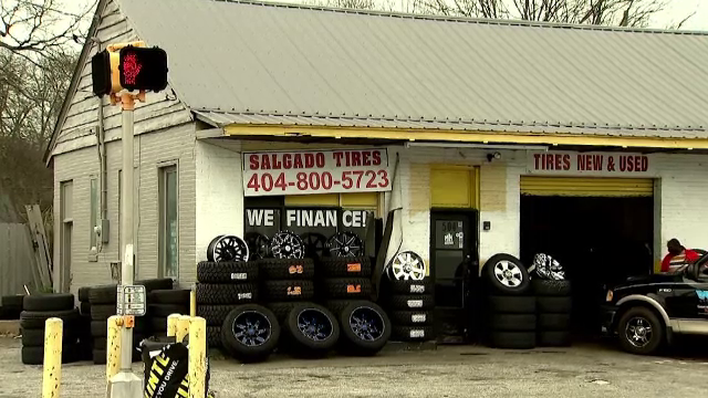 Un hoț a trebuit să sune la poliție după ce a rămas captiv într-un magazin de anvelope. Ce a pățit