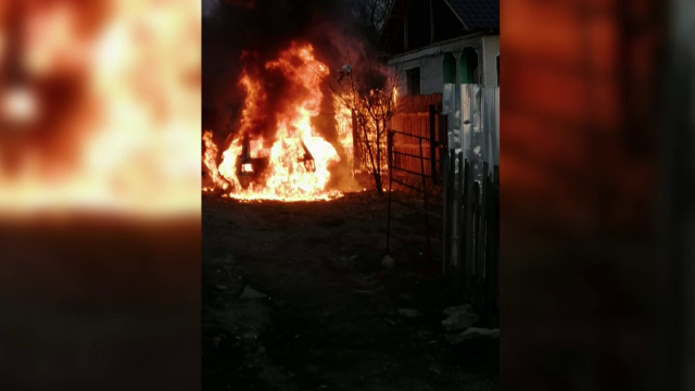 Un bărbat din Gorj a privit neputincios cum mașina sa se face scrum. A fost aproape să îi ia foc și casa