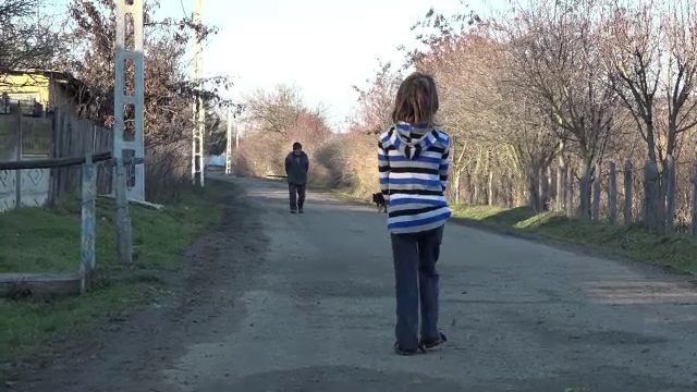 O fetiță de opt ani, găsită rătăcind între două sate, după ce mama sa ar fi alungat-o de acasă