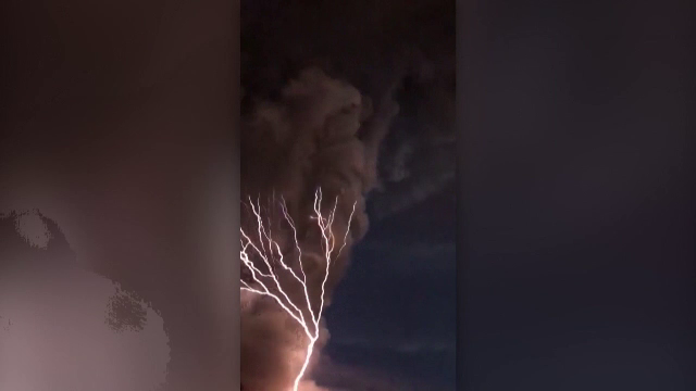 VIDEO. Imagini incredibile în Filipine: erupția unui vulcan, însoțită de descărcări electrice
