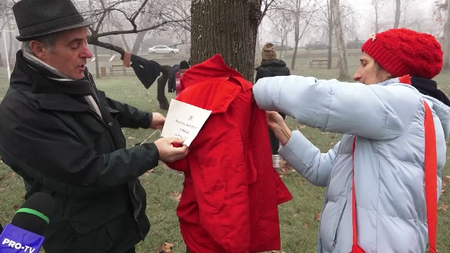 Haine pentru nevoiași și persoane fără adăpost, agățate de copaci în Timișoara