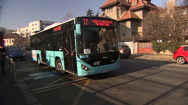 Părinţii cer autobuze şcolare, apoi îşi duc copiii tot cu maşina. Cum a decurs prima zi de şcoală