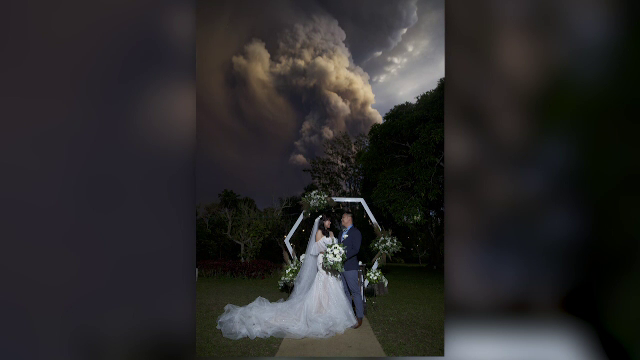 Un cuplu și-a continuat nunta în timp ce un vulcan erupea. Imagini surprinzătoare