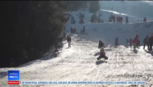 Aglomerație pe pârtii și pe șosele, în ultima zi de vacanță a școlarilor