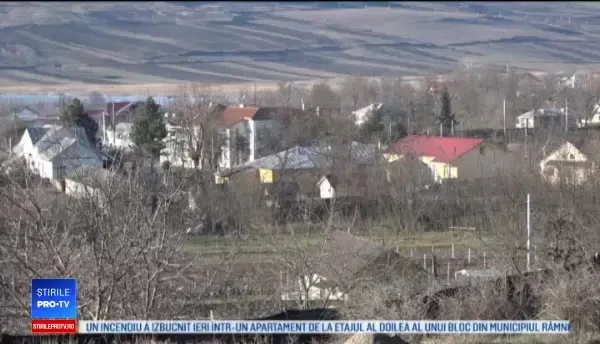 O fetiță de opt ani, găsită rătăcind între două sate, după ce mama sa ar fi alungat-o de acasă