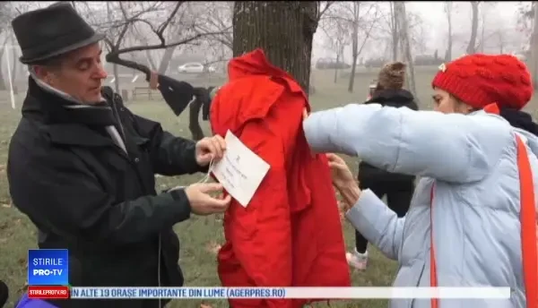 Haine pentru nevoiași și persoane fără adăpost, agățate de copaci în Timișoara