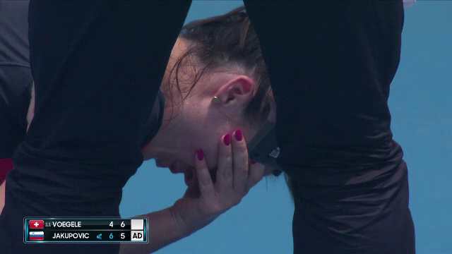 Scene șocante la Australian Open. Unei jucătoare i s-a făcut rău pe teren din cauza fumului