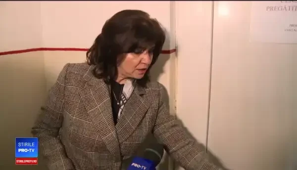 Ce a găsit Ministrul Educaţiei în prima zi de şcoală: copii puşi să meargă la WC în curte în papuci. "Se umflă parchetul"