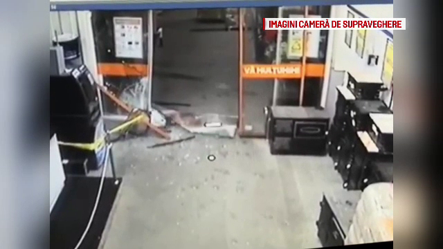 Greşeala hoţilor care au încercat să smulgă un bancomat din zid cu BMW-ul