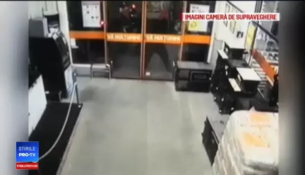 Greşeala hoţilor care au încercat să smulgă un bancomat din zid cu BMW-ul