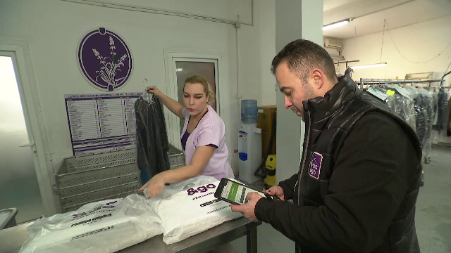 Aplicaţia prin care românii îşi curăţă hainele. "Avem un buton magic"