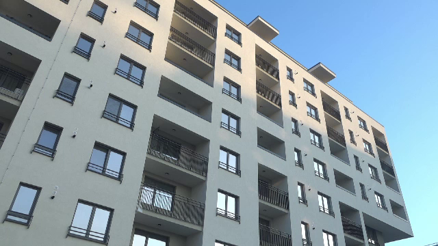 Apartamente noi, condiţii de Ev Mediu. "Apa e scoasă de lângă fosa septică"