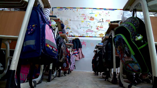 Elevii, obligați să care în spate ghiozdane mai grele decât pot duce. Soluția unei școli din Techirghiol