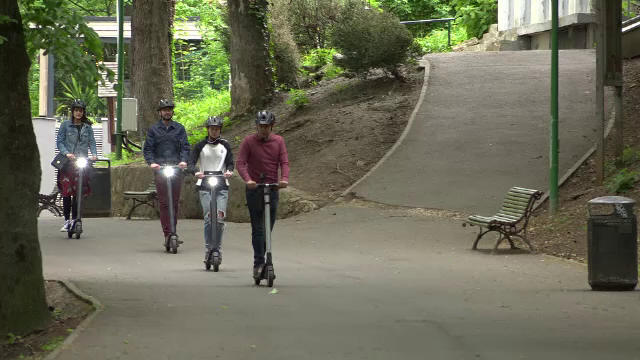 Poliția Locală îi va putea amenda pe conducătorii de trotinete. Legea a trecut de Parlament