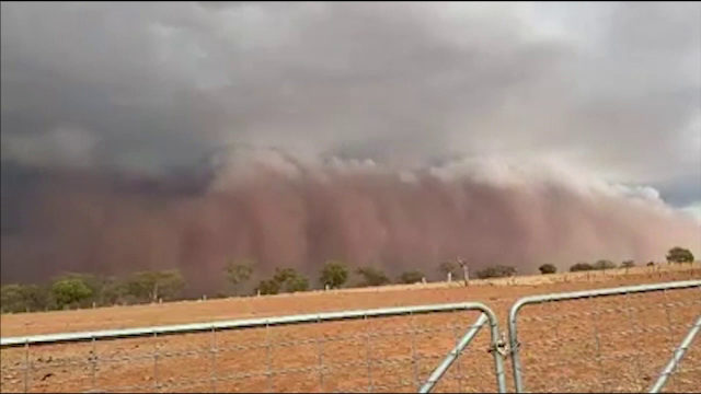 Imagini spectaculoase în Australia. Un oraș a fost înghițit de o furtună de nisip