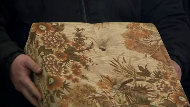 Comoara ascunsă într-o canapea cumpărată de la un magazin de vechituri