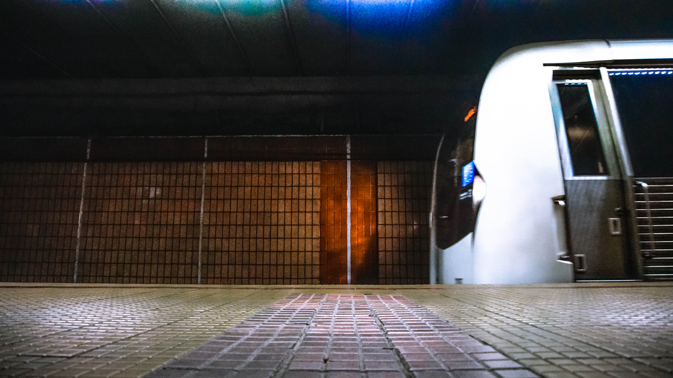 Bărbat căzut pe șinele de metrou în București. Surse: Medicii au fost nevoiți să îi amputeze mâna