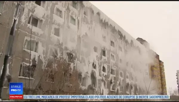 Coșmarul unor oameni care locuiesc într-un bloc înghețat la propriu