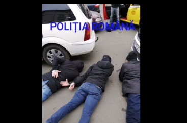 Se dădeau drept polițiști și jefuiau străini. Cum au fost prinși