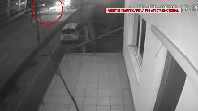 Momentul în care un tânăr e lovit pe trecerea de pietoni, în Galați