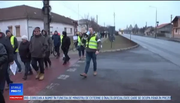 Protest cu sute de oameni în Arad: „Scoateți centura! E inadmisibil”