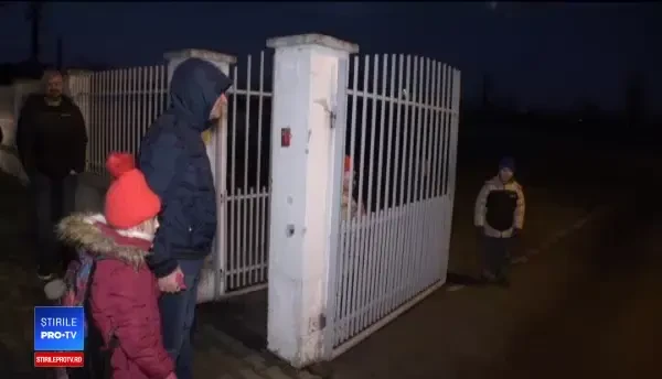 Elevi la spital după dezinsecția de la liceu. Părinții scandalizați nu au fost lăsați să intre