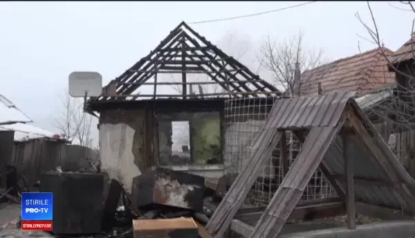 Casa unei familii cu patru copii a ars în întregime, după ce jarul din sobă a căzut pe linoleum