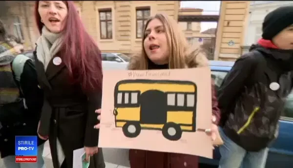 Elevii ar putea avea transport gratuit până la școală, în baza carnetului de note vizat