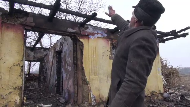 Tată și fiu, rămași fără casă, după ce întreaga gospodărie a fost distrusă într-un incendiu