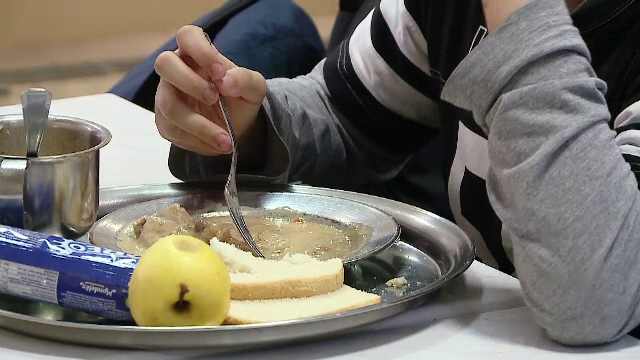 Programul "Masă caldă pentru elevi". Mulți primesc sandvișuri în loc de mâncare gătită