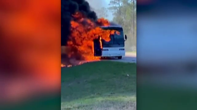 Scene de coșmar pe o autostradă. Un autobuz plin cu studenți a luat foc