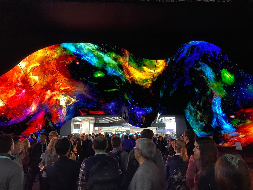 Televizoare ca în filmele SF, în format 8K. Revoluție, dar mai ales evoluție