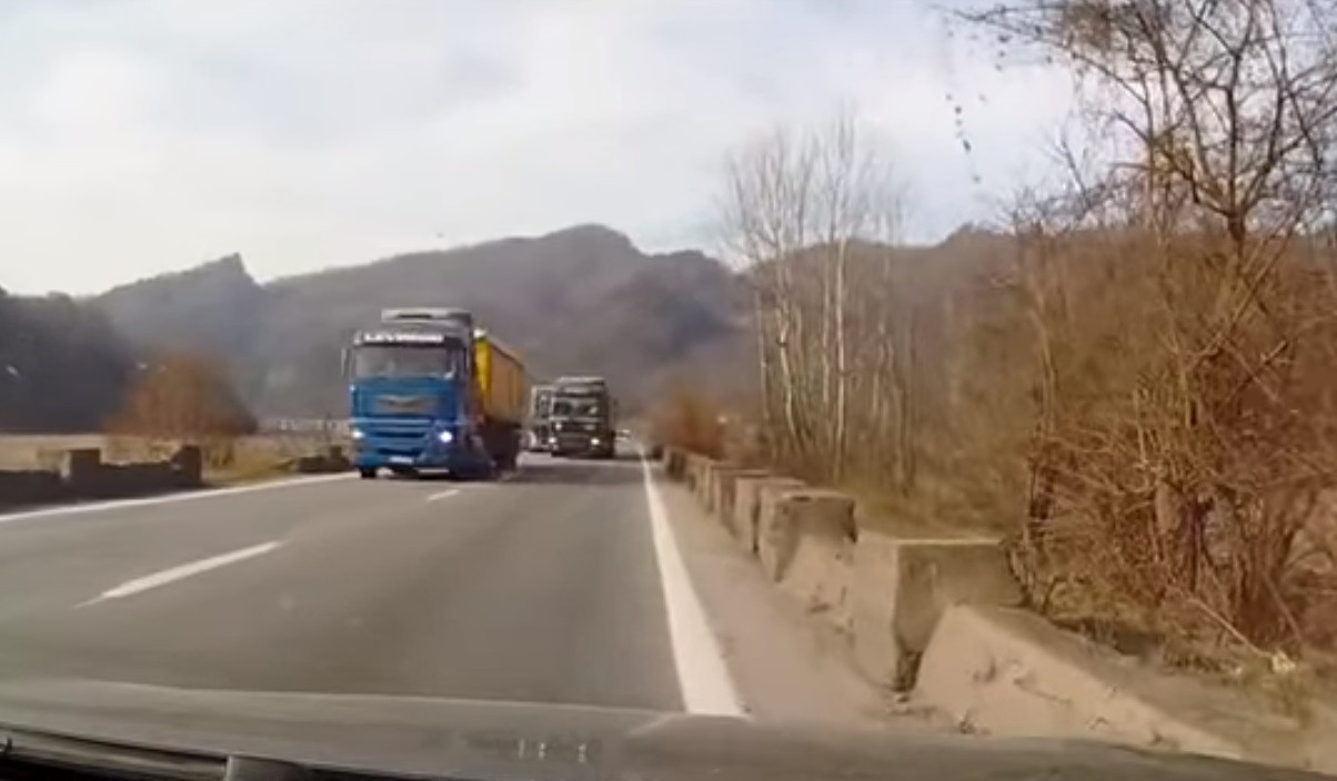 Depășirea riscantă a unui șofer de TIR. A fost aproape să producă o tragedie pe Valea Oltului