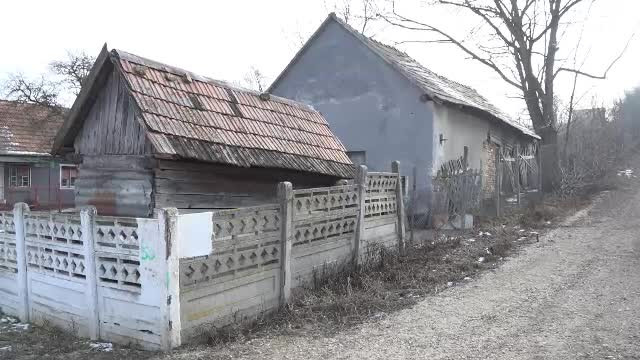 O femeie de 87 de ani a fost violată de un bărbat care a intrat peste ea în casă