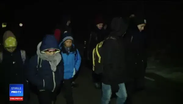 Sute de mii de elevi fac zilnic naveta la școală, iar mii de copii nu au cu ce ajunge la ore