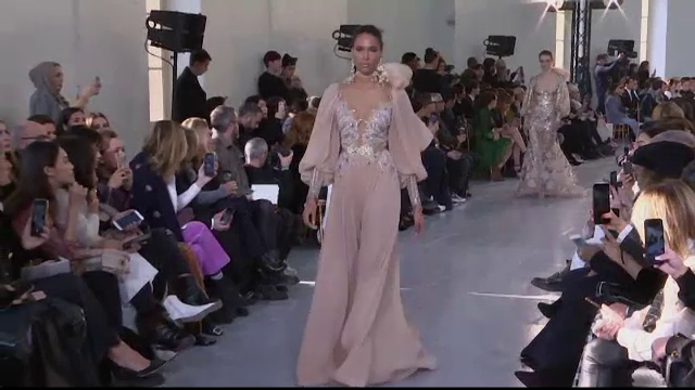 Ținute spectaculoase la Săptămâna Modei de la Paris. Rochia care a uimit publicul