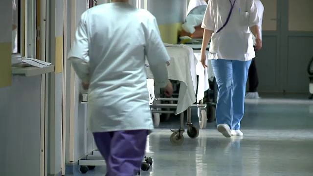 Val de tâlhării, comis de doi elevi, în fața unui liceu. Una dintre victime a fost înjunghiată