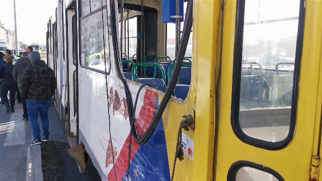 Un tramvai cu zeci de călători a fost izbit de o basculantă, la Ploiești